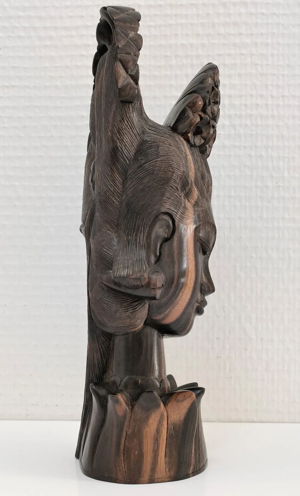 Buste en bois de femme à coiffe florale travail sculptural des années 60-70