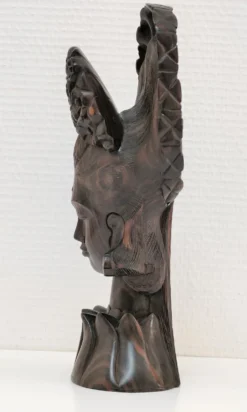 Buste en bois de femme à coiffe florale travail sculptural des années 60-70