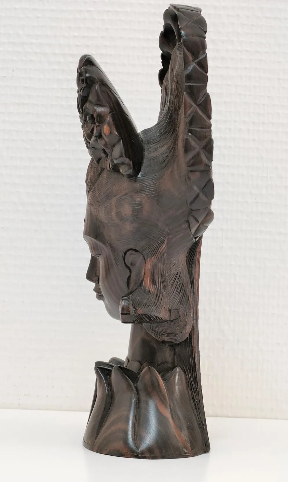 Buste en bois de femme à coiffe florale travail sculptural des années 60-70