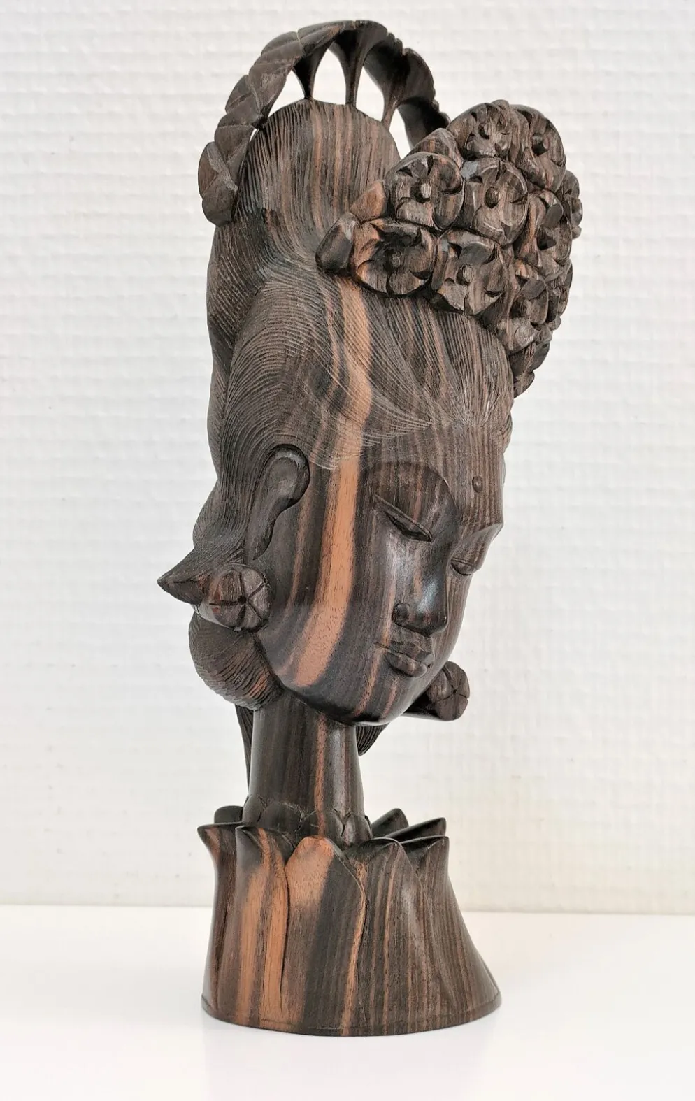 Buste en bois de femme à coiffe florale travail sculptural des années 60-70