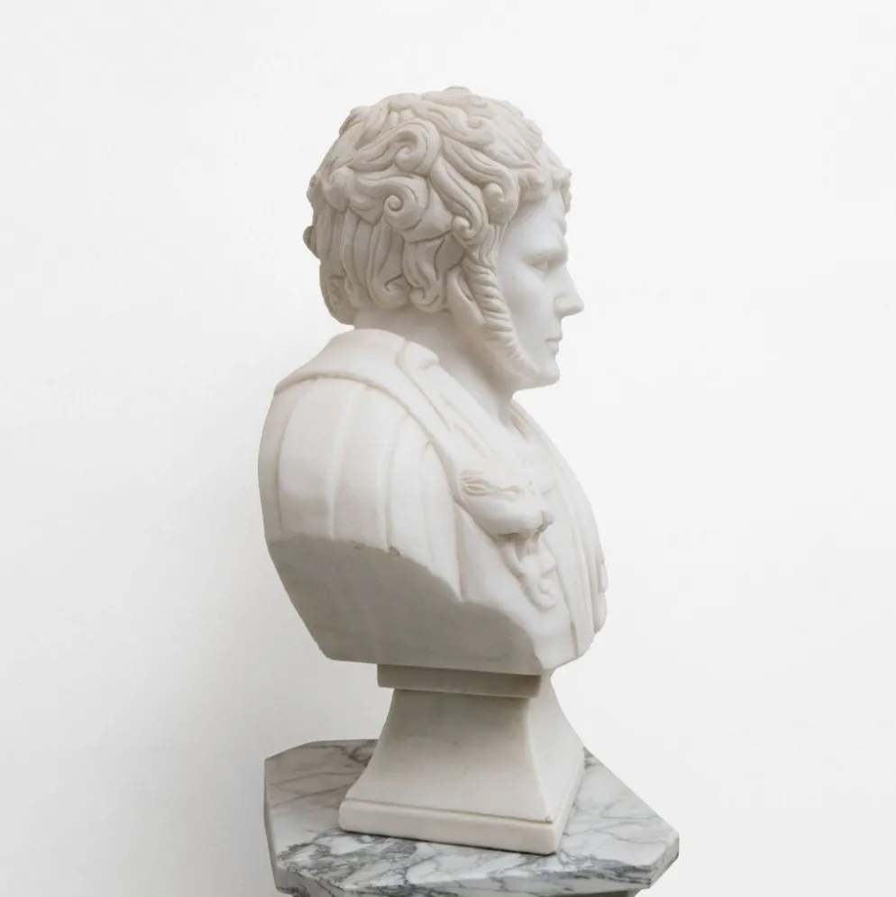 Buste en marbre blanc d'un empereur romain, XXe siècle