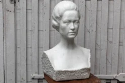 Buste en marbre blanc, signé Léoni, 19ème siècle