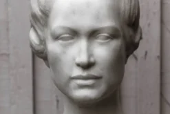 Buste en marbre blanc, signé Léoni, 19ème siècle