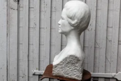 Buste en marbre blanc, signé Léoni, 19ème siècle