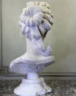 Buste en pierre limoneuse d’après Coysevox, portrait de la duchesse de Bourgogne