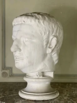 Buste en plâtre d’un empereur romain