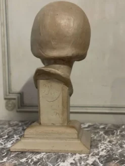Buste en plâtre, jeune fille, monogramme et date