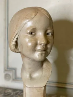 Buste en plâtre, jeune fille, monogramme et date