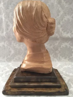 Buste en terre crue d'atelier buste visage de femme signée j.c.g.
