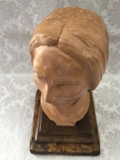Buste en terre crue d'atelier buste visage de femme signée j.c.g.