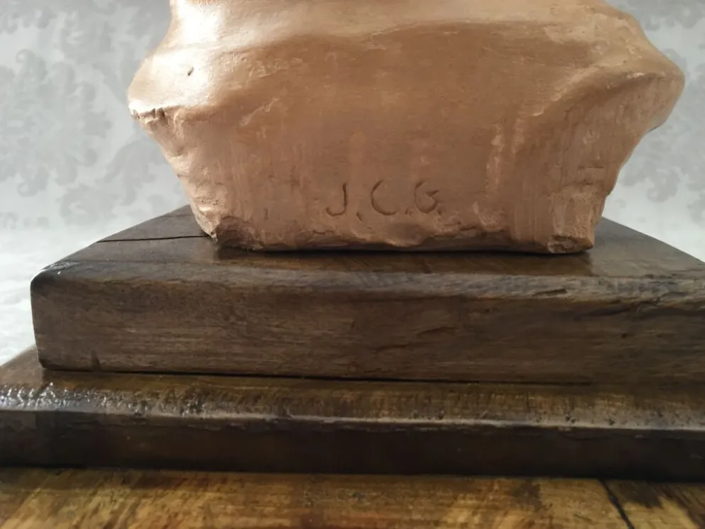 Buste en terre crue d'atelier buste visage de femme signée j.c.g.