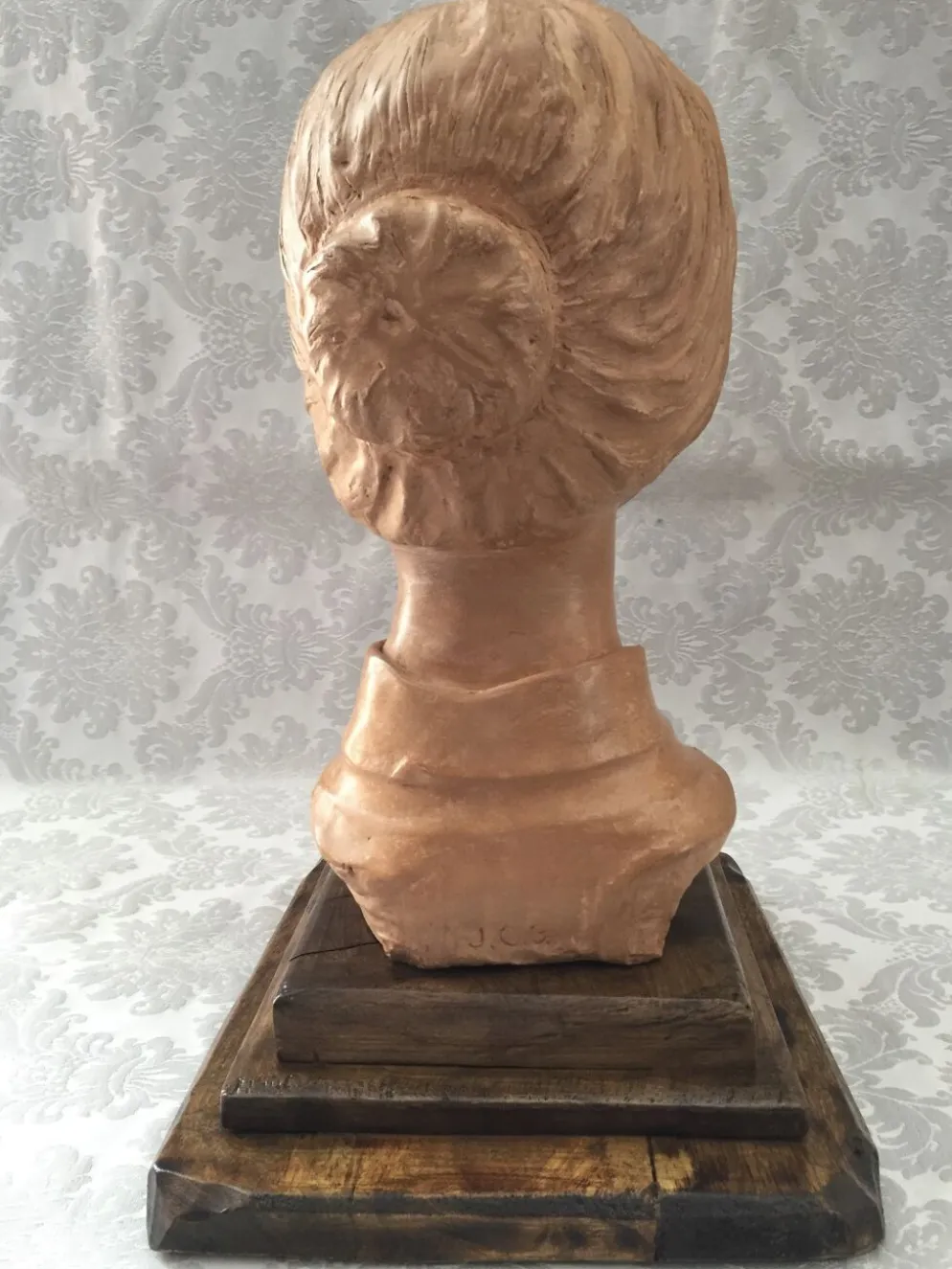 Buste en terre crue d'atelier buste visage de femme signée j.c.g.