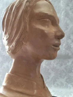 Buste en terre crue d'atelier buste visage de femme signée j.c.g.