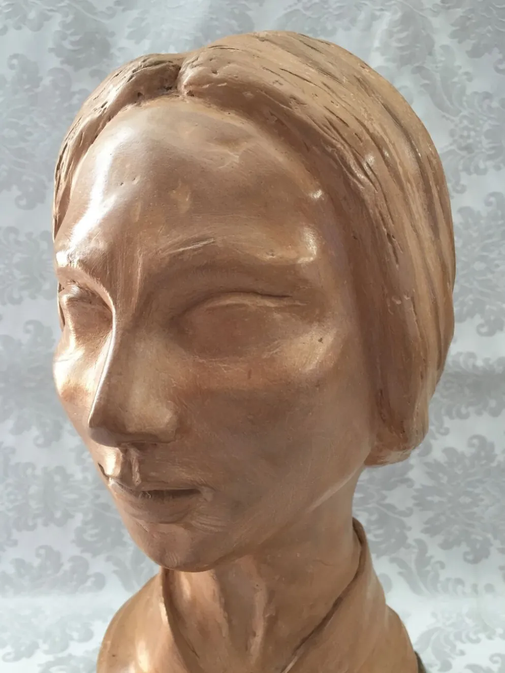 Buste en terre crue d'atelier buste visage de femme signée j.c.g.