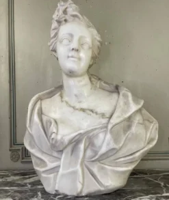 Buste féminin en marbre de Carrare, fin du XVIIIème siècle, Italie du Nord