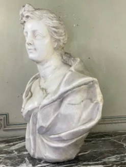 Buste féminin en marbre de Carrare, fin du XVIIIème siècle, Italie du Nord