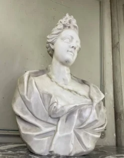 Buste féminin en marbre de Carrare, fin du XVIIIème siècle, Italie du Nord
