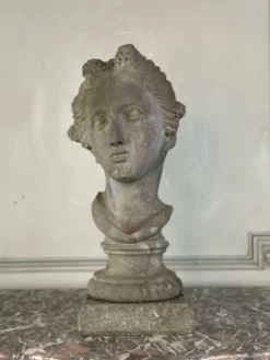 Buste féminin sculpté en pierre