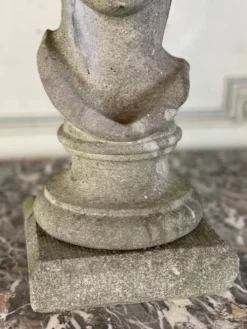 Buste féminin sculpté en pierre