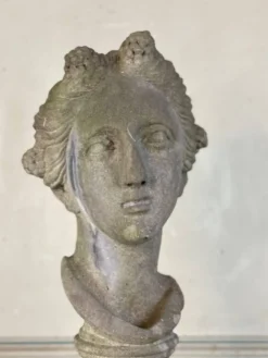 Buste féminin sculpté en pierre