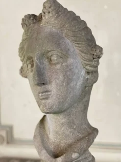 Buste féminin sculpté en pierre