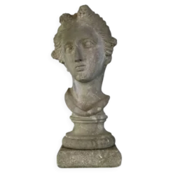 Buste féminin sculpté en pierre
