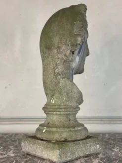 Buste féminin sculpté en pierre