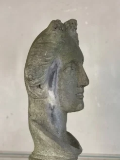 Buste féminin sculpté en pierre