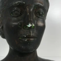 Buste féminin style néoclassique en plâtre par M. Mongey, XXe siècle