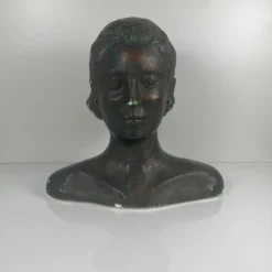 Buste féminin style néoclassique en plâtre par M. Mongey, XXe siècle