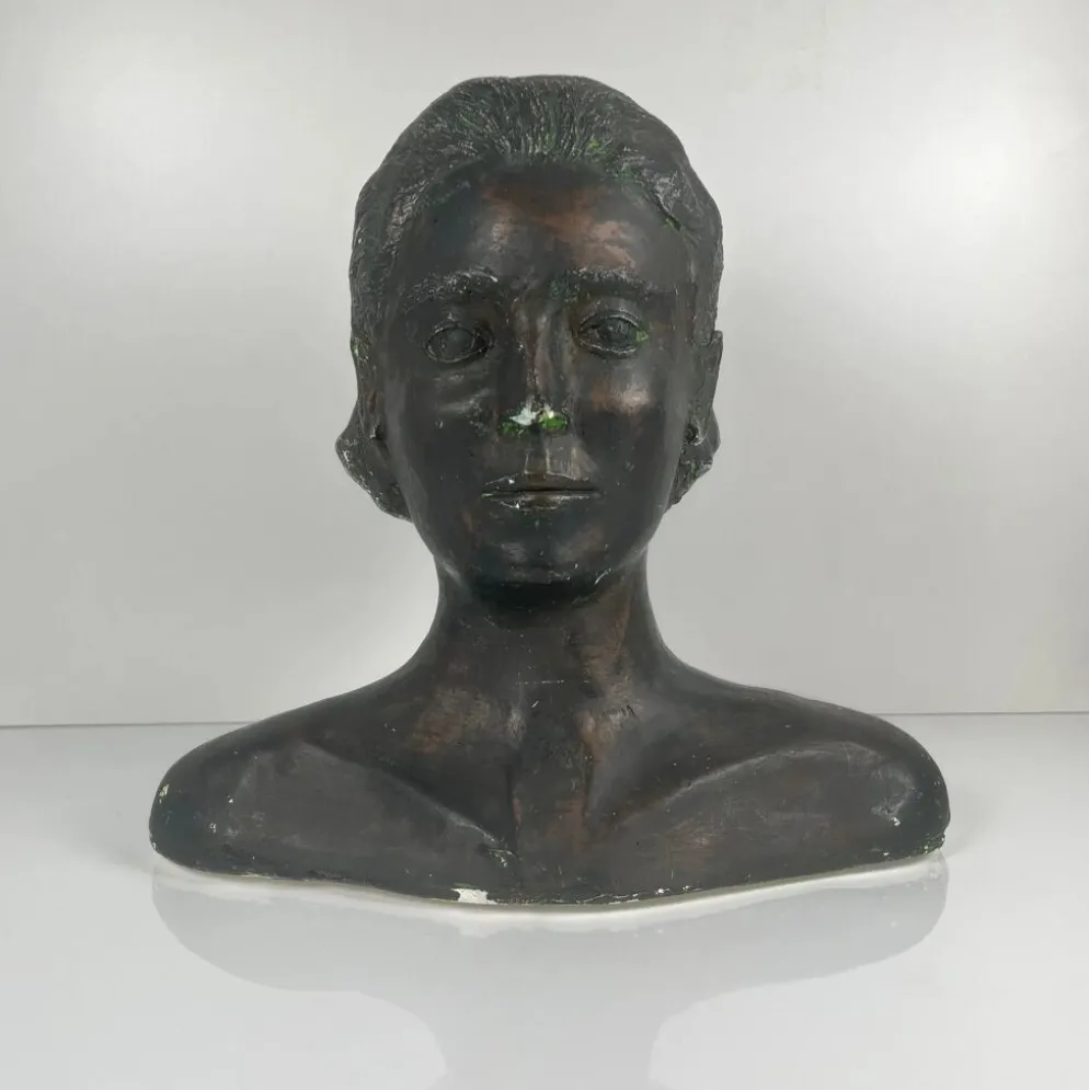 Buste féminin style néoclassique en plâtre par M. Mongey, XXe siècle