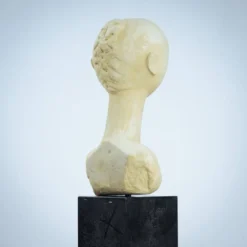 Buste moderniste de femme en grès
