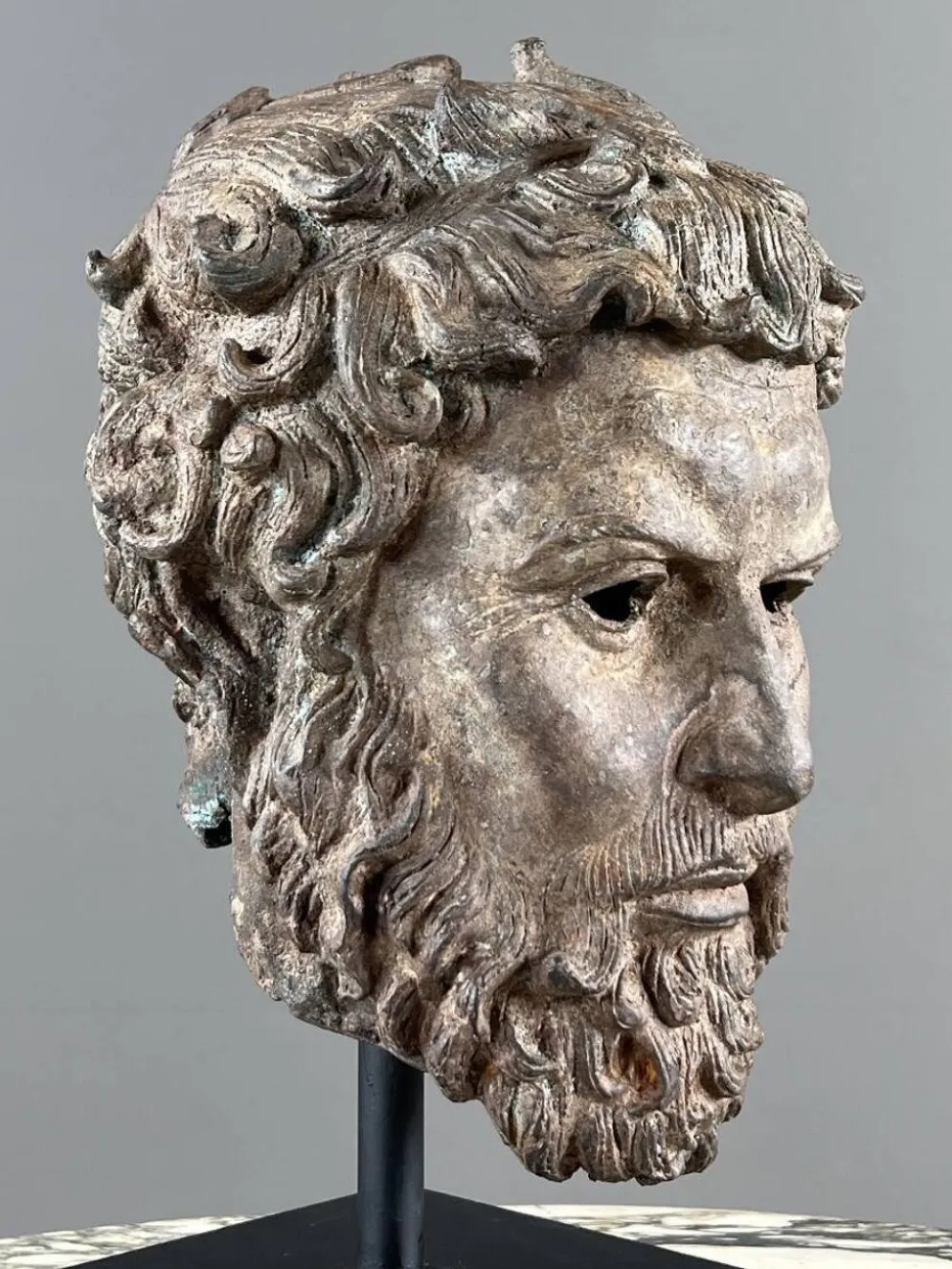 Buste sculptural en bronze sur base, XXe siècle
