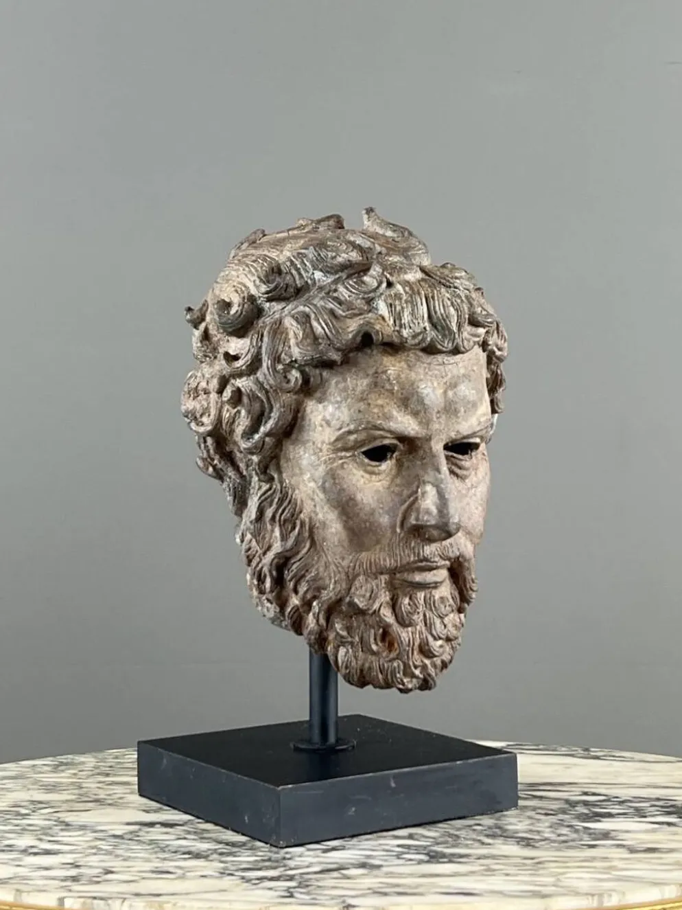 Buste sculptural en bronze sur base, XXe siècle