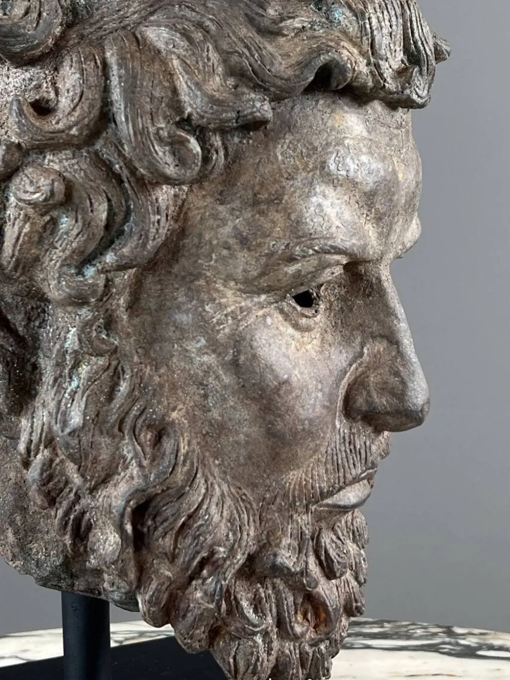 Buste sculptural en bronze sur base, XXe siècle