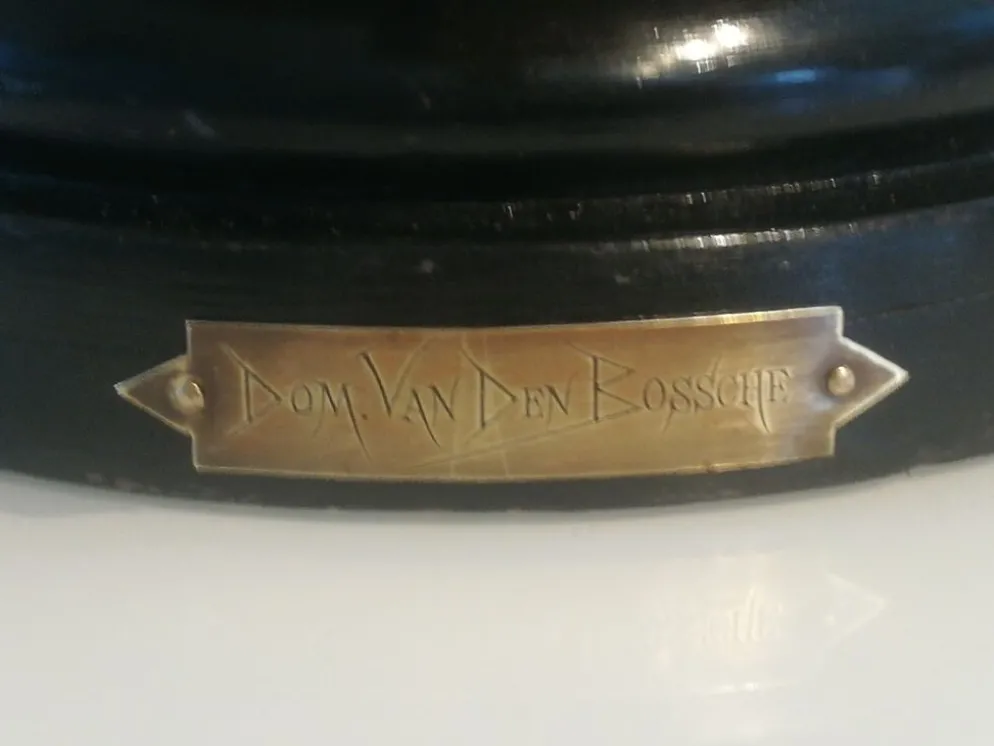 Buste signé D. Van Den Bossche en terre cuite