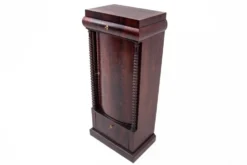 Cabinet en acajou, Europe du Nord, vers 1860.