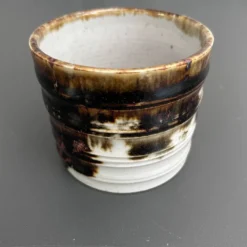 Cache pot en grès signé