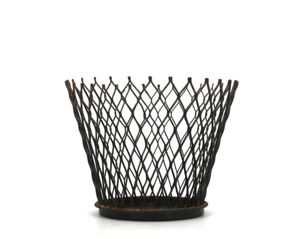 Cache pot en métal grillagé noir style Mathieu Matégot, années 50