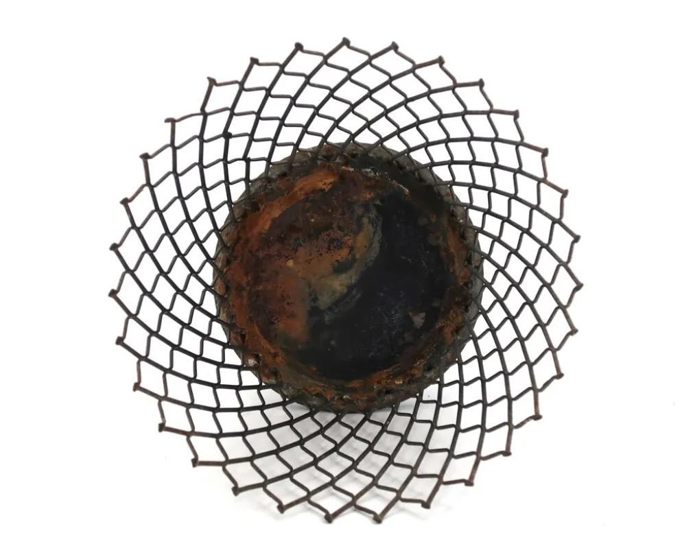Cache pot en métal grillagé noir style Mathieu Matégot, années 50