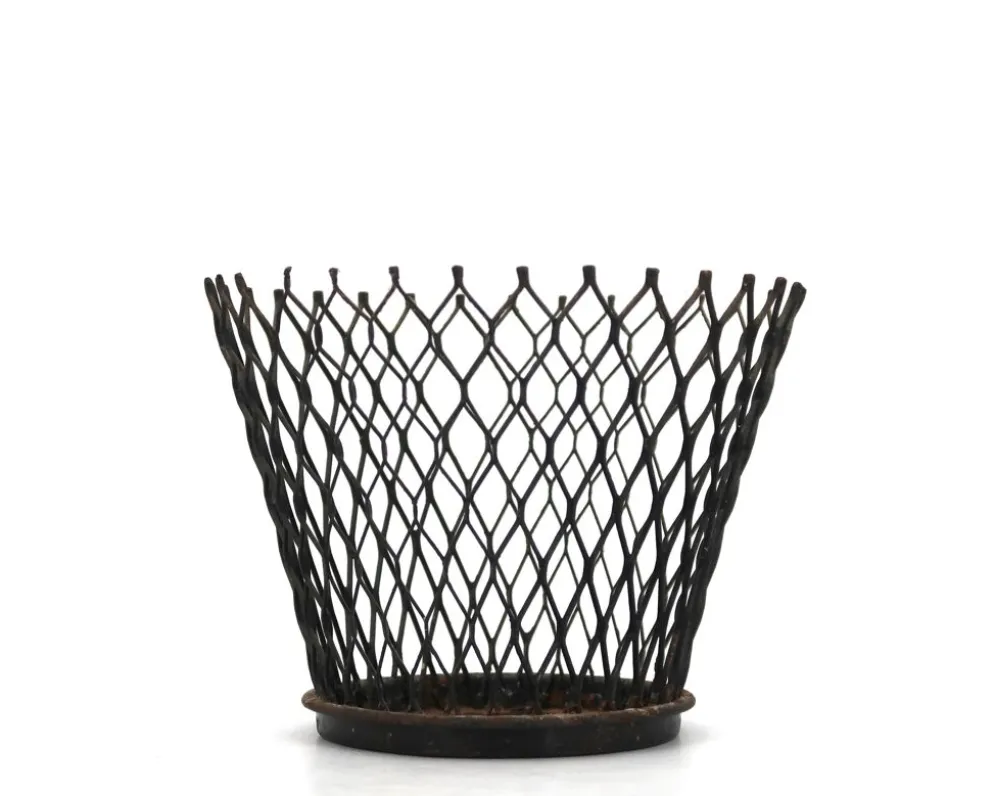Cache pot en métal grillagé noir style Mathieu Matégot, années 50