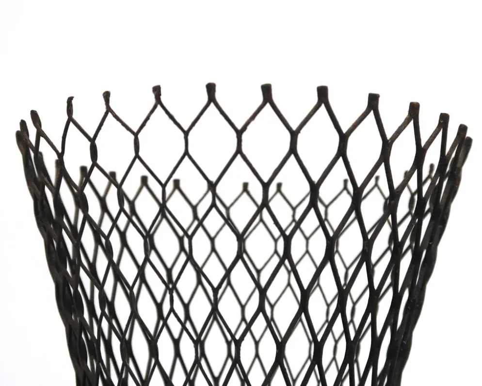 Cache pot en métal grillagé noir style Mathieu Matégot, années 50
