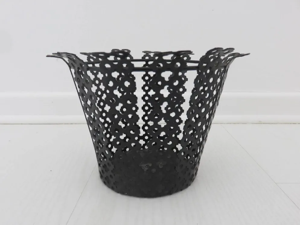 Cache pot en métal perforé noir années 50 60