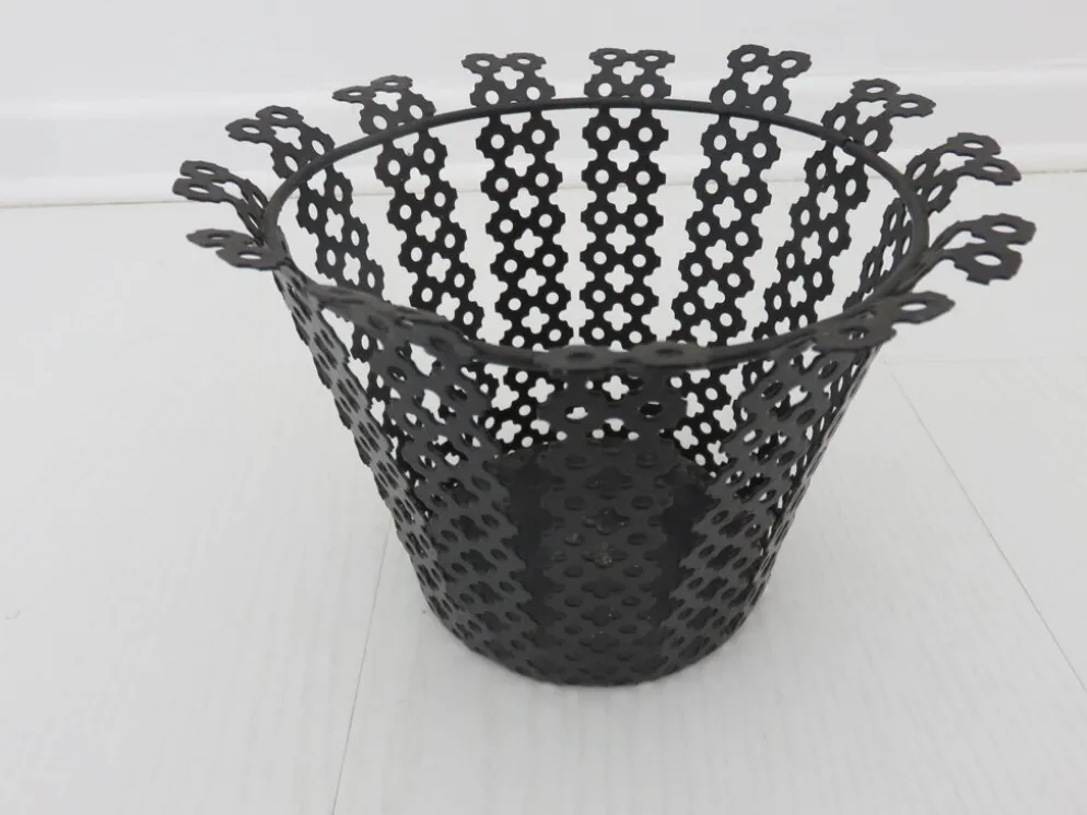 Cache pot en métal perforé noir années 50 60