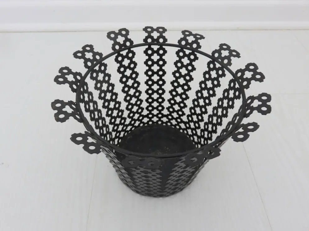 Cache pot en métal perforé noir années 50 60