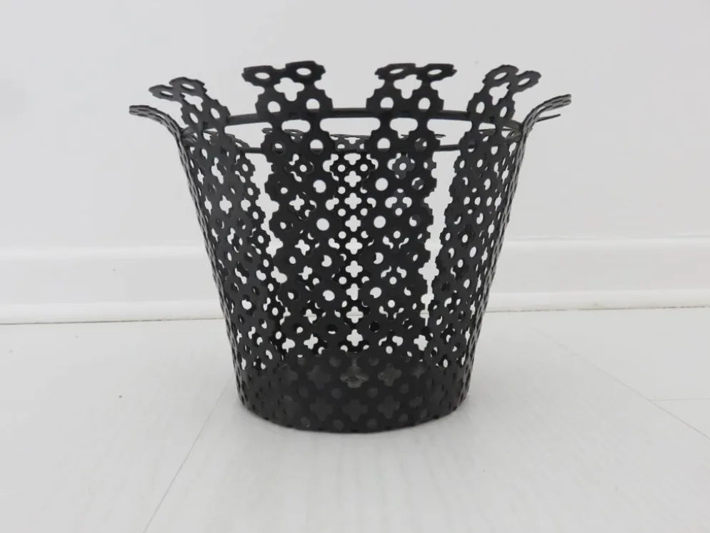 Cache pot en métal perforé noir années 50 60