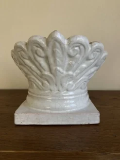 Cache pot néo classique mi-19e feuilles d'acanthe chapiteau en terre cuite