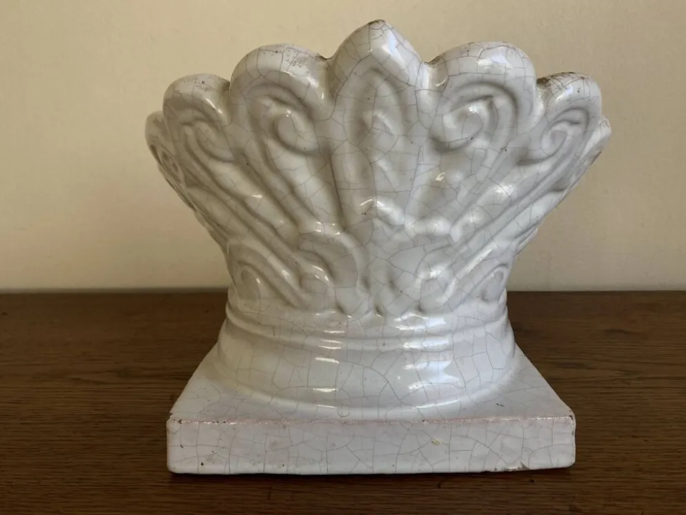 Cache pot néo classique mi-19e feuilles d'acanthe chapiteau en terre cuite