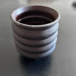 Cache pot tripode scandinave