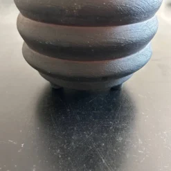Cache pot tripode scandinave